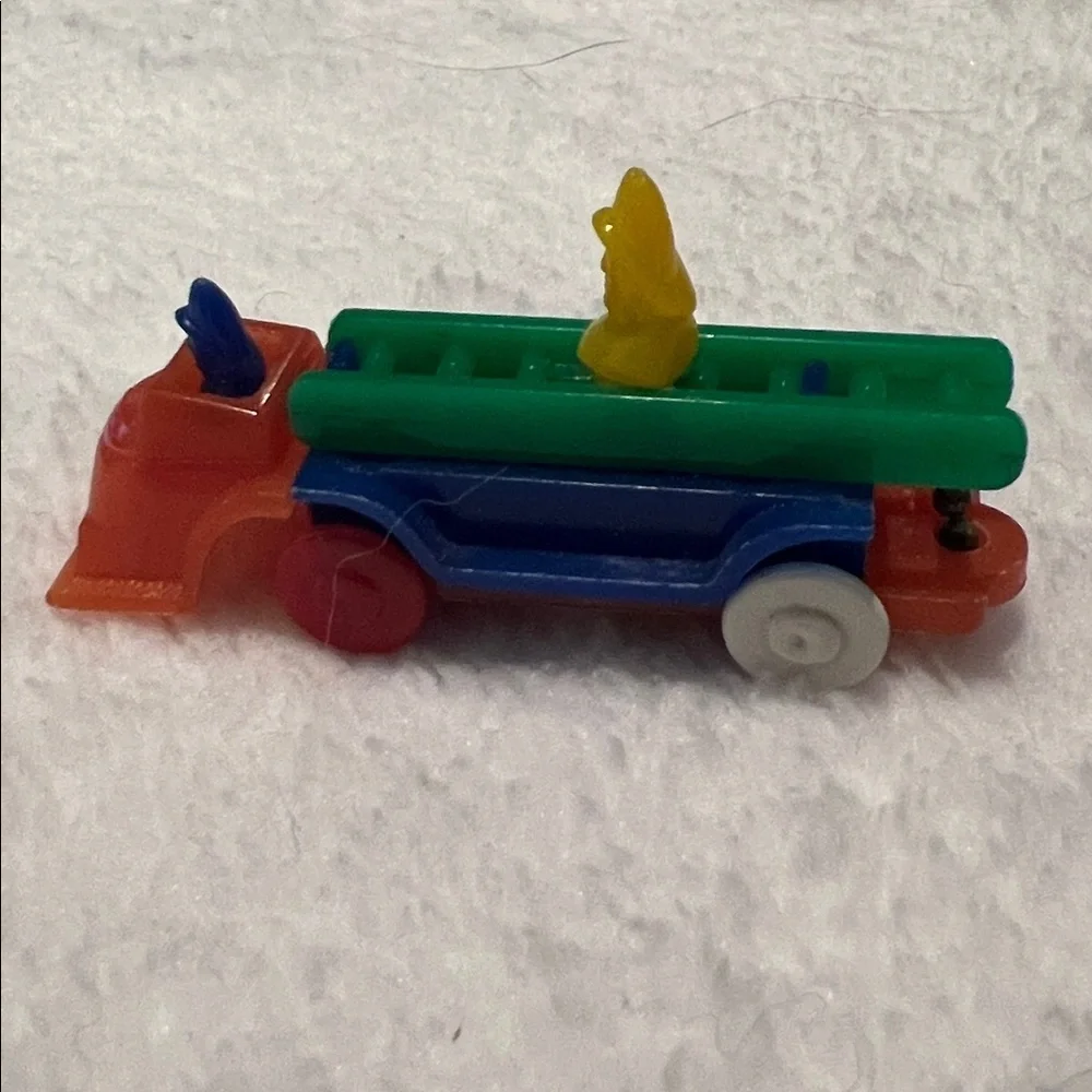 VINTAGE Lionel Fire Engine PUZZLE PLASTIC KEY CHAIN KEYCHAIN RING